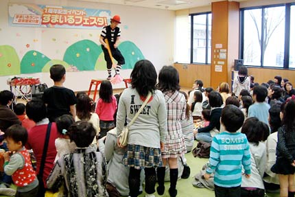 子育て支援施設「すまいるランド」で行われている「すまいるランド・図書館栄分館1周年記念イベントすまいるフェスタ！」初日のジャグリングショー