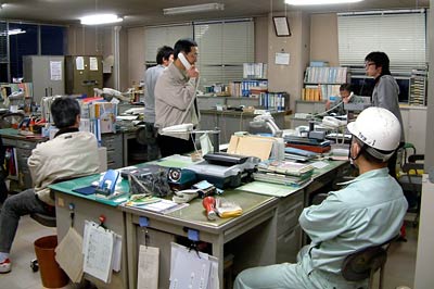 震度4の地震で三条市役所に参集し、情報収集や市民からの問い合わせに対応する市職員