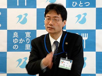 初めての定例記者会見を行う鈴木市長