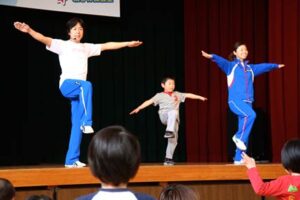 すまいるランド・図書館栄分館1周年記念イベントの「ひろみちお兄さんと遊ぼう！」親子100組参加