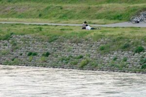 6日夕暮れの三条市田島地内の五十嵐川河川敷