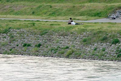 6日夕暮れの三条市田島地内の五十嵐川河川敷