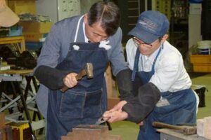 大野副知事が産業観光振興に着目して燕三条地域を視察、副知事の名刺には燕三条ラーメン