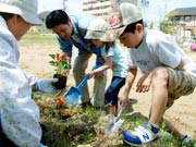 記念植樹を行う子どもたち