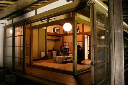 茶をふるまてくれる楽山亭