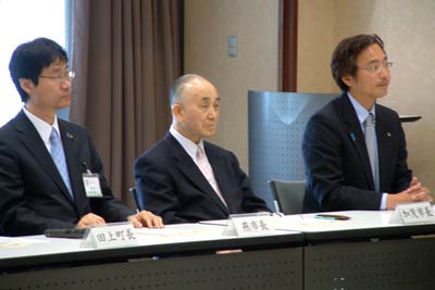 左から鈴木燕市長、小池加茂市長、国定三条市長