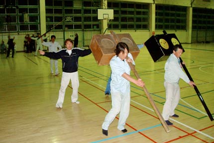 三条市立第二中学校で練習する三条先供組合