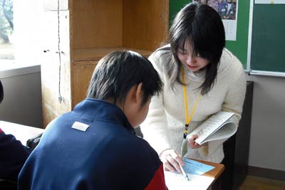 分水中学校の質問教室で生徒の質問に答える大学生ボランティア