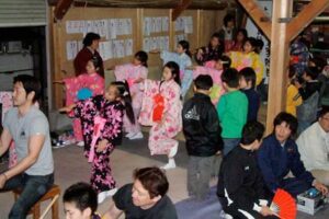 15日宵宮、16日本祭の燕市・戸隠神社の春季祭礼にむけて万灯組の練習に熱気