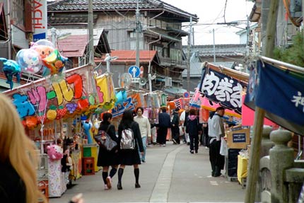 八幡宮前の参道には早くも露店が並ぶ