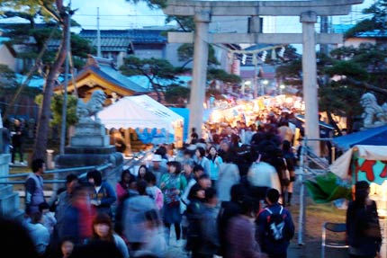 三条まつり宵宮でにぎわう八幡宮境内