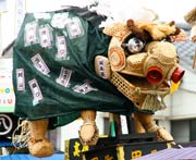 昨年に続いて金賞になった田町かさぼこ会の「景気回復　不況オシマイ！」