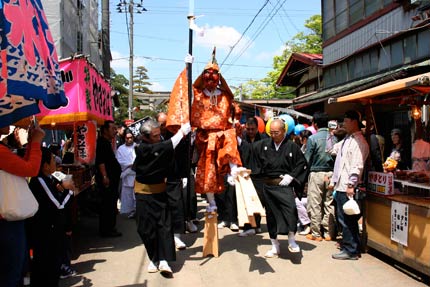 三条まつりの大名行列、八幡宮を出発する天狗