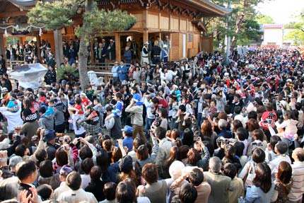 八幡宮境内で舞い込み