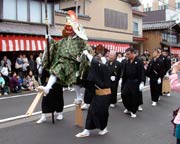 大通りを進む天狗