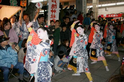 戸隠神社境内で踊りを披露、奉納する踊り子