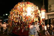 夜の町を進む万灯