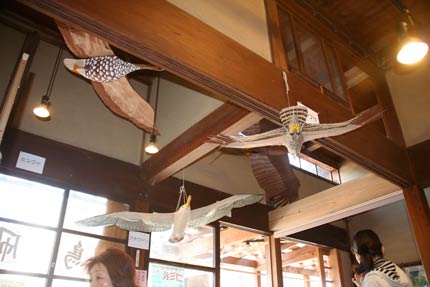 「かじまちの家」の土間ショップで開かれている鳥凧展