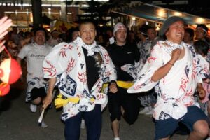 燕市・戸隠神社の春季例大祭は舞い込みで締めくくり、2日間とも好天に恵まれて延べ3万人の人出