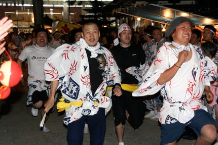 燕・戸隠神社の春季例大祭の最後の盛り上がりは舞い込み