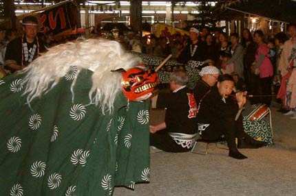 拝殿前で獅子舞の奉納