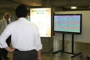 燕市中央公民館が貸館状況を表示する情報ディスプレーを設置
