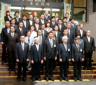 市役所正面玄関会談で恒例の市議と理事者の記念撮影