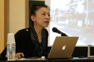 NPO地域たすけあいネットワークの総会で講演する川口とし子さん