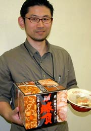 『燕・三条ラーメン対決セット』に込めた思いを語る白鳥さん