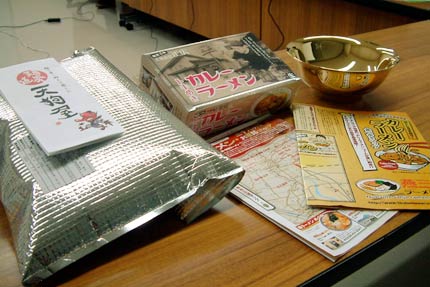 燕三条JCが第16回日本観光博覧祭「旅フェア2010」に出展する限定ラーメンマップやラーメン、右上が特注の金のメタル丼