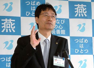 定例会見を行う鈴木燕市長