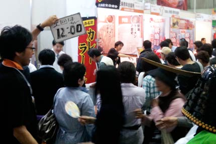 「旅フェア2010」で燕三条ラーメンをPRする燕三条JC