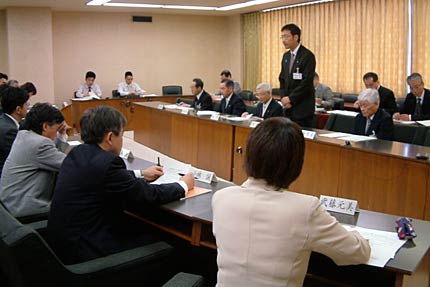 1日開かれた三条市議会全員協議会