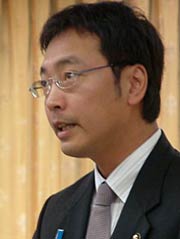 破産手続きを進めている立体駐車場整備への対応方針を示す国定三条市長