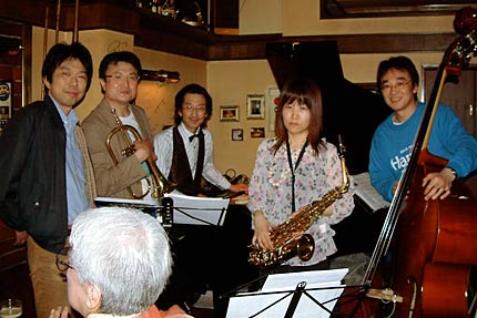 6日に福勝寺で開かれる第37回お寺で音楽をたのしむ会「7th jazz 安田瓦を叩く！」に向けてSATO'S BARでリハーサル演奏会を行う地元の5人のメンバー
