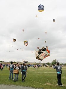 三条凧合戦初日は風にのって次々と三条六角凧が舞い上がり、空で優雅に、地上で激しいバトルを展開