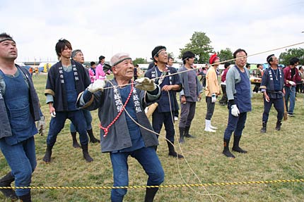 優雅に凧が泳ぐ上空とは対照的に地上波激しいバトル