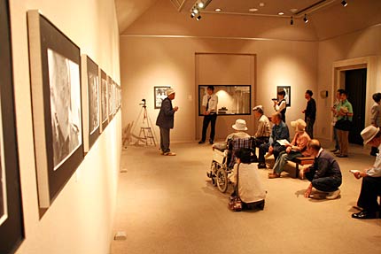 6日、燕市産業史料館で開かれた捧武写真展の作品解説会