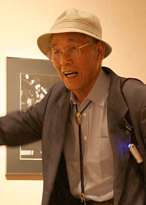  作品に込めた思いを託すように話す捧さん