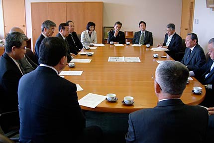 三条・燕・加茂地区高等学校校長会と燕市、ハローワーク巻が燕商工会議所に高卒新卒者の採用枠拡大を要請