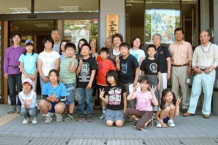 三条鍛冶道場前で只見町から訪れた一行