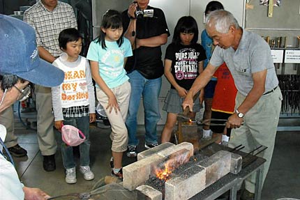 和釘作りに挑戦する只見町の子どもたち