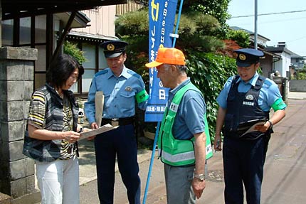 「ロックの日」に燕署と燕市水道町4自治会が住宅の防犯診断を行って鍵掛けを呼びかけ