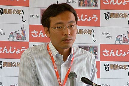 定例記者会見を行う国定三条市長