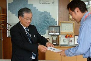 長谷テクニカル電機が創立25周年を記念して三条市にLED防犯灯100灯を寄付
