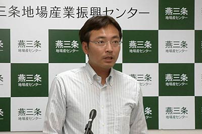 11日行われた燕三条地場産業振興センターの定例記者会見で理事長の国定三条市長