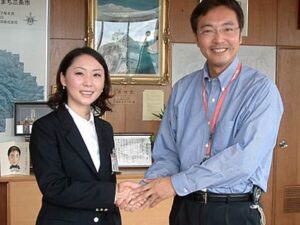 青年海外協力隊員としてマレーシアに派遣される三条市の捧さんが国定三条市長を表敬訪問