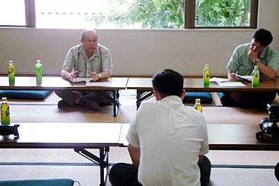 「パルム1号館の解体と売り渡しに関する質問状」について報道関係者に説明するパルム2号館管理組合住宅部会特別委員会の森脇慶二委員長