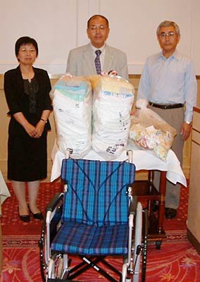 三条中央ライオンズクラブの寄付などを前に左から村山園長、兼古会長、小林事務局長