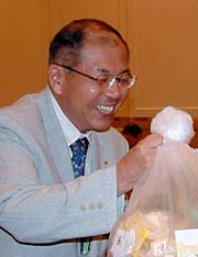 寄付を手渡す兼古会長